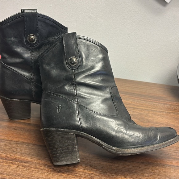 Frye Women's Jackie Button Short Boot. Used condition. Size 7. - Picture 11 of 16